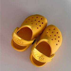 toddler yellow crocs size 4